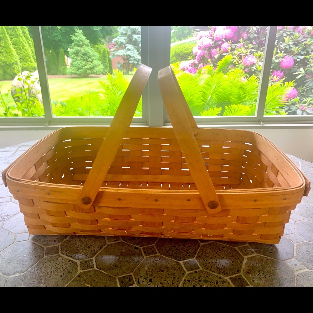 Longaberger signed 1999 medium gathering basket. Excellent❣️